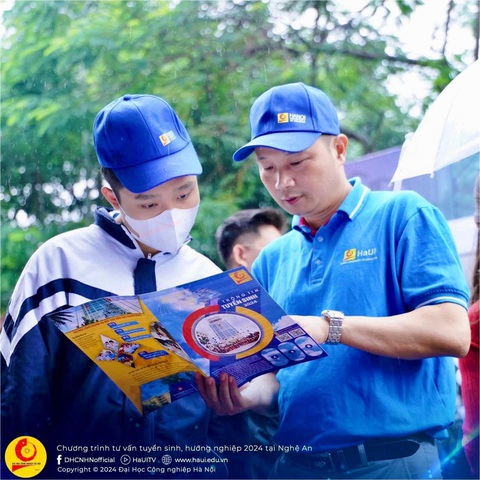 Trường Đại học Công nghiệp Hà Nội tuyển sinh đại học chính quy năm 2024- Ảnh 2. Thầy cô Trường Đại học Công nghiệp Hà Nội giải đáp thắc mắc của các em học sinh trong đợt tư vấn tuyển sinh