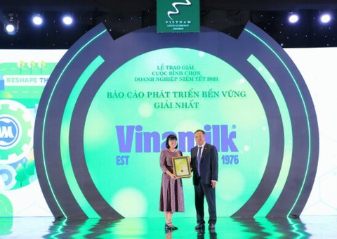 Vinamilk công bố Báo cáo Phát triển bền vững 2023 với chủ đề Net Zero- Ảnh 2. Đại diện Vinamilk nhận giải nhất Báo cáo Phát triển bền vững trong Cuộc bình chọn Doanh nghiệp niêm yết 2023 - Ảnh: V.N.