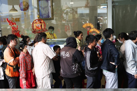 Đề nghị công an phối hợp đảm bảo an ninh tại các điểm bán vàng- Ảnh 1. Theo Ngân hàng Nhà nước, xếp hàng tại các điểm bán vàng bên cạnh người có nhu cầu thật, có đối tượng được thuê - Ảnh: PHƯƠNG QUYÊN