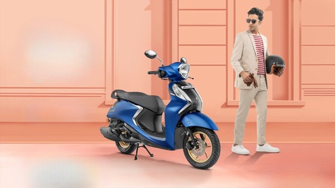 Yamaha ra mắt xe tay ga hybrid có công nghệ gọi xe không sợ 'lạc', đấu Honda Vision- Ảnh 3. Điểm nổi bật của mẫu xe tay ga này là chức năng Answer Back có thể được truy cập thông qua ứng dụng di động Yamaha Scooter Answer Back của Yamaha. Bằng cách nhấn nút trả lời lại trong ứng dụng, chủ sở hữu có thể dễ dàng xác định vị trí chiếc xe tay ga của mình. Chức năng Answer Back sẽ kích hoạt đèn xi nhan hai bên đi kèm tiếng còi trong khoảng 2 giây để thu hút sự chú ý. Ứng dụng có thể được cài đặt dễ dàng từ Google Play Store/App Store.