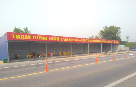 Bi hài chuyện 'giải quyết nhu cầu' trên cao tốc, đâu chỉ có ở miền Tây- Ảnh 3. Điểm dừng nghỉ tạm thời trên tuyến cao tốc La Sơn - Cam Lộ vừa được dựng lên vào dịp lễ vừa qua để khách đi vệ sinh - Ảnh: T.ĐÔNG