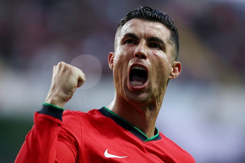 Ronaldo_Bo Dao Nha_Ireland Niềm vui của Ronaldo sau khi ghi bàn vào lưới Ireland - Ảnh: REUTERS
