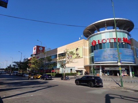Đậu xe ngay biển cấm: Tài xế biết sai nhưng vẫn đậu vì 'không còn lựa chọn nào khác'?- Ảnh 2. Hàng loạt ô tô đậu phía trước siêu thị Lotte Mart (quận 7, TP.HCM) dù ngay đó, không phải là một, mà có đến hai biển