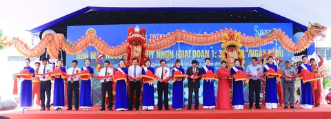 Lãnh đạo tỉnh Bình Định cắt băng khánh thành nhà máy nước sạch Quy Nhơn - Ảnh: THU LÊ Lãnh đạo tỉnh Bình Định cắt băng khánh thành Nhà máy Nước sạch Quy Nhơn - Ảnh: THU LÊ