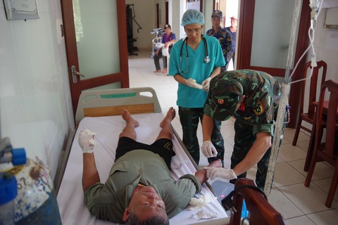 Quân y Trường Sa cứu ngư dân bị tai nạn đứt lìa 4 ngón tay- Ảnh 1. Quân y đảo Trường Sa điều trị vết thương cho ngư dân - Ảnh: NGUYỄN NINH