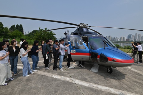 Hàn Quốc ra mắt 'taxi bay', bay 20 phút 300 USD- Ảnh 2. Phóng viên báo chí xếp hàng trải nghiệm dịch vụ trực thăng của Công ty Moviation - Ảnh: REUTERS