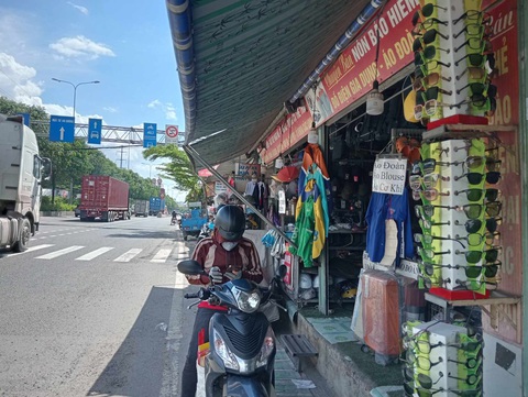 Mua đồng phục tài xế xe ôm công nghệ nhằm né đo nồng độ cồn?- Ảnh 4. Cửa hàng bán thêm đồng phục tài xế xe công nghệ trước cổng Đại học Nông Lâm TP.HCM - Ảnh: ĐỊNH DƯƠNG