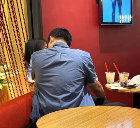 Cặp đôi hôn nhau trong quán nước gây 'nổ' tranh luận- Ảnh 1. Cặp đôi hôn nhau trong quán nước gây 'nổ' tranh luận- Ảnh 1.