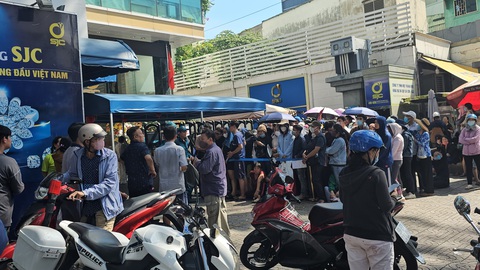 Dòng người xếp hàng mua vàng ở SJC (Q.1, TP.HCM) sáng nay 12-6 - Ảnh: VĂN TRƯƠNG Dòng người xếp hàng mua vàng ở SJC (Q.1, TP.HCM) sáng nay 12-6 - Ảnh: VĂN TRƯƠNG