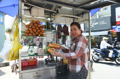 Chị Thanh Vân bán bánh mì trên đường Nơ Trang Long (Bình Thạnh, TP.HCM) góp 200.000 đồng thấm mồ hôi của chị tương đương 20 cây phi lao trồng xanh biển đảo quê hương Chị Thanh Vân bán bánh mì trên đường Nơ Trang Long (Bình Thạnh, TP.HCM) góp 200.000 đồng thấm mồ hôi của chị tương đương 20 cây phi lao trồng xanh biển đảo quê hương