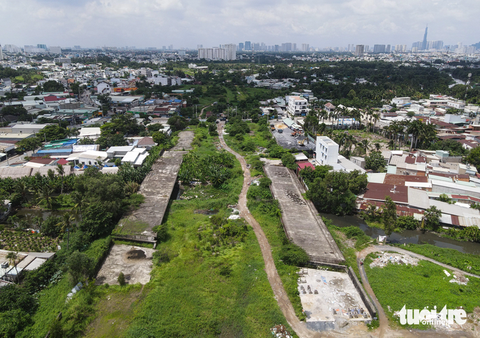 Bất động sản mòn mỏi chờ kết nối đường vành đai, metro Bến Thành - Suối Tiên- Ảnh 3. Các dự án bất động sản chờ hưởng lợi từ kết nối hạ tầng. Trong ảnh là 2,7km thuộc dự án vành đai 2 dự kiến sẽ hoàn thành giải phóng mặt bằng trong năm 2024 và hoàn thành thi công năm 2025 - Ảnh: CHÂU TUẤN