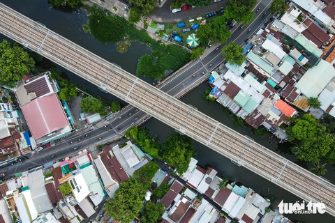 Sau 10 năm, dự án cải tạo kênh Hy Vọng đã có hy vọng- Ảnh 5. Ngoài dự án cải tạo kênh Hy Vọng, phó chủ tịch UBND TP.HCM cũng yêu cầu rà soát, đề xuất bố trí vốn cho dự án nạo vét, cải tạo rạch Văn Thánh (quận Bình Thạnh). Báo cáo nghiên cứu tiền khả thi, dự án cần hơn 6.100 tỉ đồng bồi thường, cải tạo. Công trình được đề xuất thực hiện trong giai đoạn từ nay đến năm 2028 - Ảnh: PHƯƠNG NHI