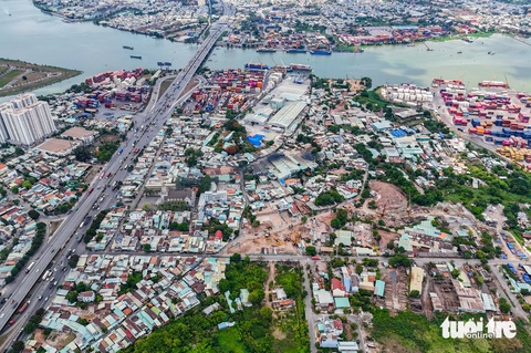 Toàn cảnh mặt bằng xây nút giao Tân Vạn đồ sộ nhất vành đai 3 TP.HCM- Ảnh 1. Nút giao Tân Vạn cũng là đoạn giáp với gói XL5 (phường Long Bình, TP Thủ Đức) đi dọc theo sông Đồng Nai - Ảnh: CHÂU TUẤN
