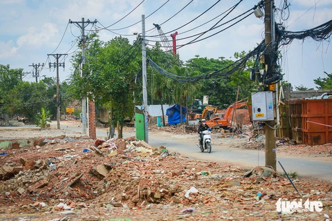Toàn cảnh mặt bằng xây nút giao Tân Vạn đồ sộ nhất vành đai 3 TP.HCM- Ảnh 2. Những ngày này, khu vực gói thầu gói XL5 dự án vành đai 3 TP.HCM giáp với khu vực làm nút giao Tân Vạn đang được cơ quan chức năng đẩy nhanh việc giải phóng mặt bằng (những đoạn còn lại) - Ảnh: LÊ PHAN