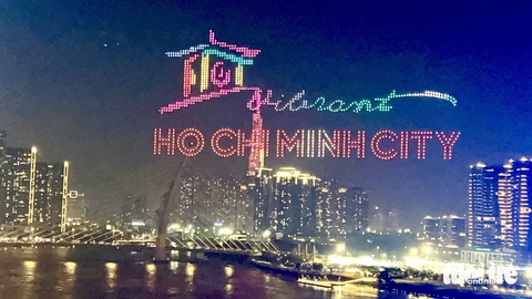 Hơn 4,5 triệu lượt khách tương tác với Lễ hội sông nước TP.HCM- Ảnh 2. Drone bay trên bầu trời TP.HCM tạo nên vô số hình biểu tượng - Ảnh: T.T.D.