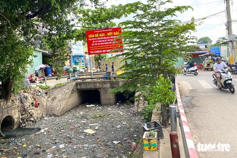 Kênh 19-5: Mới dọn chưa đầy tháng rác lại ngập ngụa, phường phải tiếp tục ra quân- Ảnh 1. Chưa đầy 1 tháng sau thời gian xử lý, dọn dẹp, kênh 19-5 (phường Bình Hưng Hòa, quận Bình Tân, TP.HCM) lại tái ngập ngụa rác - Ảnh: TIẾN QUỐC