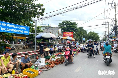 Kênh 19-5: Mới dọn chưa đầy tháng rác lại ngập ngụa, phường phải tiếp tục ra quân- Ảnh 3. Theo đại diện UBND phường Bình Hưng Hòa, người dân họp chợ, buôn bán dọc tuyến kênh 19-5 cũng là một phần nguyên nhân khiến kênh 19-5 ngập ngụa rác thải - Ảnh: TIẾN QUỐC