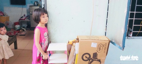 Người dưng chạy đôn chạy đáo giúp người mẹ đơn thân và 4 con không còn ‘vô danh’- Ảnh 2. Những đứa trẻ ngóng mẹ đi làm về - Ảnh: ĐOÀN CƯỜNG