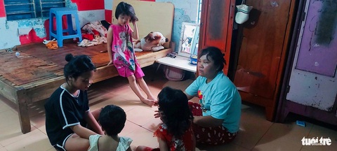 Người dưng chạy đôn chạy đáo giúp người mẹ đơn thân và 4 con không còn ‘vô danh’- Ảnh 4. 5 mẹ con trong căn phòng trọ nhỏ - Ảnh: ĐOÀN CƯỜNG