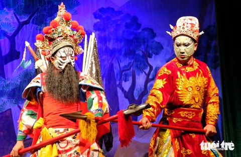 Lớp diễn Tạ Ôn Đình chém Khương Linh Tá nổi tiếng trong tuồng San hậu do các diễn viên Nhà hát nghệ thuật Hát bội TP.HCM biểu diễn - Ảnh: LINH ĐOAN Lớp diễn Tạ Ôn Đình chém Khương Linh Tá nổi tiếng trong tuồng San hậu do các diễn viên Nhà hát Nghệ thuật hát bội TP.HCM biểu diễn - Ảnh: LINH ĐOAN