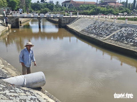 Kênh được kiên cố không đủ nước đưa về ruộng?- Ảnh 3. Mực nước trong con kênh chính xuống thấp dưới ống dẫn nước ra kênh nhánh - Ảnh: MINH CHIẾN