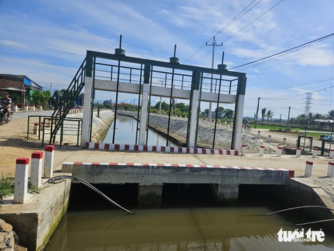 Kênh được kiên cố không đủ nước đưa về ruộng?- Ảnh 4. UBND xã Ninh Quang đã cho nâng tấm đan chắn nước cuối bầu Thạnh Mỹ lên 40cm - Ảnh: MINH CHIẾN