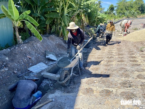 Tạo bờ ngăn gom nước ở dự án cụm công nghiệp cao hơn nóc nhà dân- Ảnh 2. Thi công bờ ngăn trên đường gom nước mưa ở cuối chân đồi chống tràn vào nhà dân - Ảnh: TRƯỜNG TRUNG