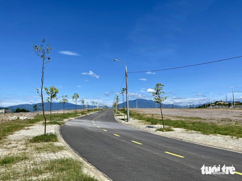 Tạo bờ ngăn gom nước ở dự án cụm công nghiệp cao hơn nóc nhà dân- Ảnh 7. Sở Công Thương Đà Nẵng cho biết đang tiếp nhận hồ sơ thuê đất tại cụm công nghiệp Cẩm Lệ - Ảnh: TRƯỜNG TRUNG