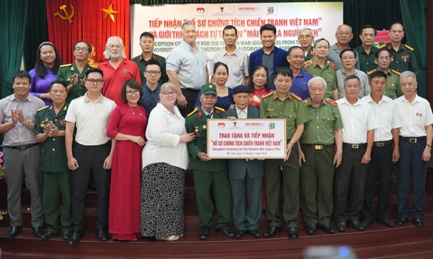 Hàng đầu, từ trái qua: người thứ 2 là thương bình Nguyễn Tiến Đồng, người thứ 6 là Thương binh Đỗ Xuân Thuyên nhận lại kỷ vật chiến trường từ những người Mỹ - Ảnh: BTC Hàng đầu, từ trái qua: người thứ 2 là thương binh Nguyễn Tiến Đồng, người thứ 6 là thương binh Đỗ Xuân Thuyên nhận lại kỷ vật chiến trường từ những người Mỹ - Ảnh: BTC