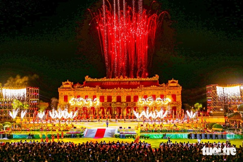 Khép lại Tuần lễ Festival Huế 2024: Lời cảm ơn trong đêm 'giã bạn'- Ảnh 1. Điện Kiến Trung lung linh trong đêm bế mạc Tuần lễ Festival Huế 2024 - Ảnh: THÙY GIANG