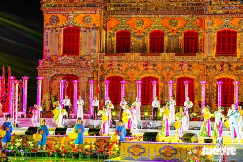 Khép lại Tuần lễ Festival Huế 2024: Lời cảm ơn trong đêm 'giã bạn'- Ảnh 3. Hàng trăm diễn viên, nghệ sĩ đã gửi đến khán giả, những bạn bè phương xa lời cảm ơn trong đêm