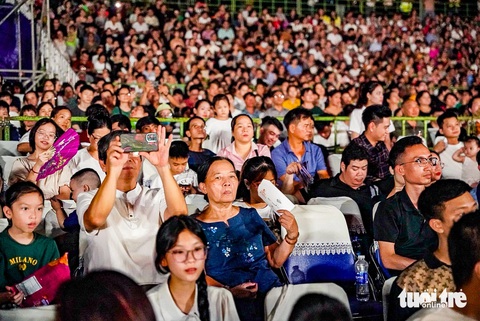 Khép lại Tuần lễ Festival Huế 2024: Lời cảm ơn trong đêm 'giã bạn'- Ảnh 4. Hàng ngàn người dân xứ Huế, khách du lịch thập phương đến tham dự chương trình nghệ thuật bế mạc Tuần lễ Festival Huế 2024 - Ảnh: THÙY GIANG