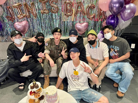 7 thành viên của BTS có mặt đông đủ chúc mừng anh cả Jin xuất ngũ - Ảnh: Big Hit 7 thành viên của BTS có mặt đông đủ chúc mừng anh cả Jin xuất ngũ - Ảnh: Big Hit
