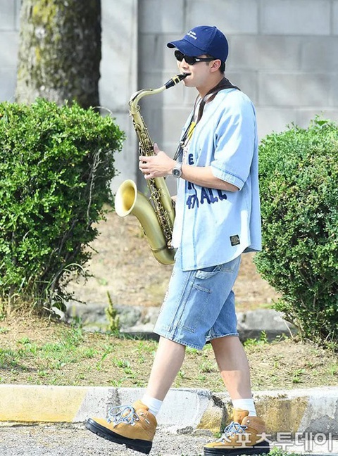 Khoảnh khắc RM thổi saxophone khi nhóm BTS 'đoàn tụ' gây sốt- Ảnh 6. Thành viên BTS đã có thời gian luyện tập, trình diễn nhạc cụ này trong quân ngũ. Anh tham gia cả ban nhạc quân đội và có cơ hội thể hiện tài nghệ chơi saxophone.