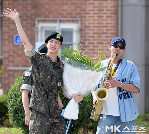 Khoảnh khắc RM thổi saxophone khi nhóm BTS 'đoàn tụ' gây sốt- Ảnh 2. RM chiếm spotlight của đàn anh khi say sưa chơi saxophone trong ngày hội ngộ các thành viên BTS
