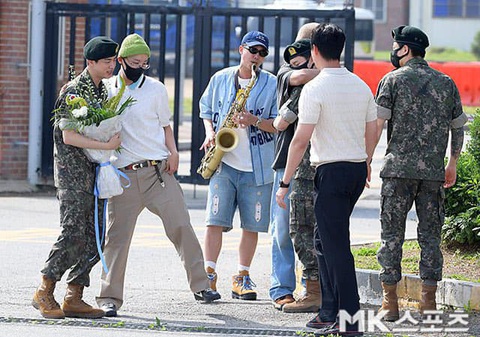 Khoảnh khắc RM thổi saxophone khi nhóm BTS 'đoàn tụ' gây sốt- Ảnh 4. Trong giây phút các thành viên dâng trào cảm xúc gặp lại nhau, RM vẫn say xưa thổi kèn saxophone