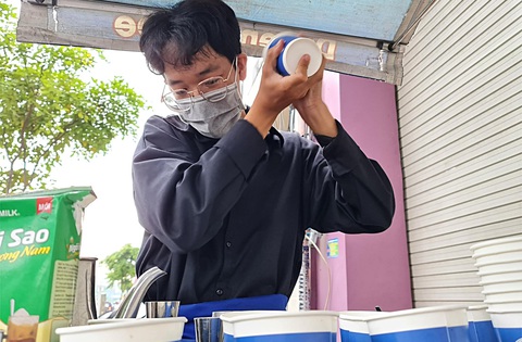 Sinh viên làm thêm phục vụ quán cà phê kiếm tiền trang trải cuộc sống - Ảnh: C.TRIỆU Sinh viên làm thêm phục vụ quán cà phê kiếm tiền trang trải cuộc sống - Ảnh: C.TRIỆU