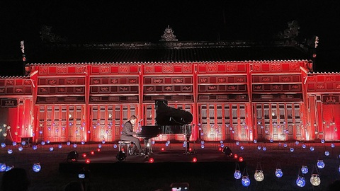 Nghệ sĩ từng đưa âm nhạc lên trạm vũ trụ chơi piano giữa vườn Thiệu Phương, Hoàng cung Huế- Ảnh 1. Đêm trình diễn piano ở vườn Thiệu Phương trong Hoàng cung Huế của nghệ sĩ Steve Barakatt - Ảnh: BẢO PHÚ