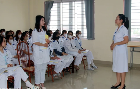 Trường Đại học Điều dưỡng Nam Định. (Ảnh: Nguyễn Lành/TTXVN) Sinh viên Trường đại học Điều dưỡng Nam Định tronh giờ lên lớp - Ảnh: TTXVN