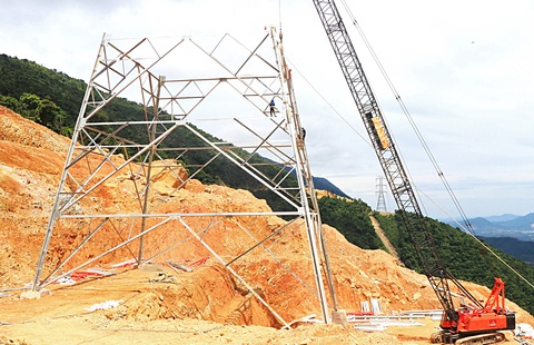 Cột vị trí 35 nặng 208 tấn nằm trên dãy Hoành Sơn - Ảnh: THÁI BÁ DŨNG Cột vị trí 35 nặng 208 tấn nằm trên dãy Hoành Sơn - Ảnh: THÁI BÁ DŨNG