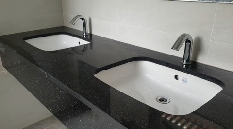Nút thắt ‘khó nói’ của du lịch Quảng Bình được mở bằng công trình tiền tỉ- Ảnh 3. Bồn rửa tay với vòi nước tự động đóng/mở - Ảnh: QUỐC NAM