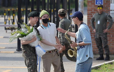 Jin (bìa trái) vui mừng khi hội ngộ cùng với các thành viên BTS - Ảnh: Yonhap News Jin (bìa trái) vui mừng khi hội ngộ cùng với các thành viên BTS - Ảnh: Yonhap News