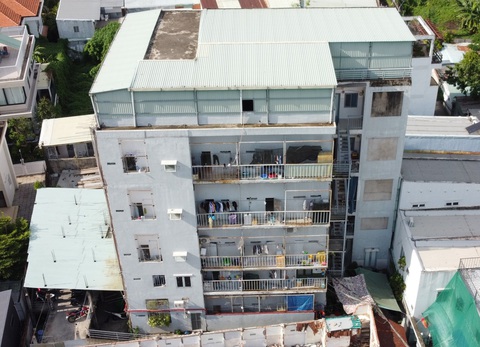 Cận cảnh nhà ở sai phép biến thành chung cư, nhà trọ tại phường An Khánh, Thủ Đức- Ảnh 7. Còn nhà 9/1 cho thuê trọ nhìn như một chung cư mini, nổi bật với tầng thượng vây tôn diện tích lớn. Nhà này được xây dựng năm 2015 theo giấy phép do UBND quận 2 (cũ) cấp phép là nhà ở riêng lẻ. Đến tháng 3-2016 Sở Xây dựng TP đã ra quyết định xử phạt vi phạm hành chính đối với chủ công trình vì xây dựng sai phép tầng lửng tăng hơn 52m², tầng thượng tăng hơn 96m², phòng kỹ thuật 26m². Diện tích vi phạm này bị buộc tháo dỡ, tổng cộng 174m² - Ảnh: MINH HÒA