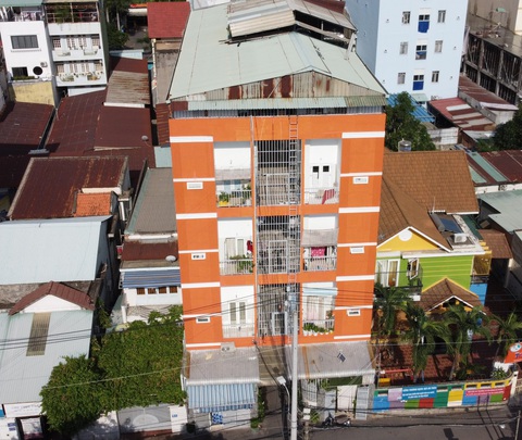 Cận cảnh nhà ở sai phép biến thành chung cư, nhà trọ tại phường An Khánh, Thủ Đức- Ảnh 3. Nhà số 4, với quy mô 4 tầng và mái che thang, dù công trình được hoàn công là nhà ở riêng lẻ. Nhà này được UBND quận 2 (cũ) cấp giấy phép xây dựng năm 2015, gồm 2 phần diện tích. Một phần được cấp phép chính thức (diện tích xây dựng 76m²), một phần (diện tích xây dựng 67m²) được cấp phép xây dựng tạm với tổng diện tích sàn xây dựng hơn 612m² - Ảnh: ÁI NHÂN