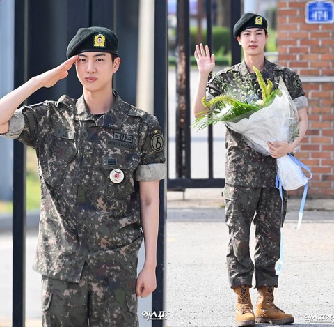 Khoảnh khắc RM thổi saxophone khi nhóm BTS 'đoàn tụ' gây sốt- Ảnh 1. Anh cả Jin của BTS gây sốt với visual mặt mộc đẹp ấn tượng trong ngày xuất ngũ