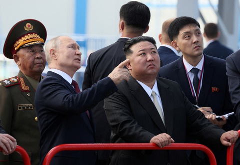 Ông Kim Jong Un tham quan sân bay vũ trụ Vostochny ở vùng Viễn Đông nước Nga cùng ông Putin vào tháng 9-2023 - Ảnh: REUTERS Ông Kim Jong Un tham quan sân bay vũ trụ Vostochny ở vùng Viễn Đông nước Nga cùng ông Putin vào tháng 9-2023 - Ảnh: REUTERS