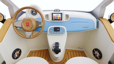Du thuyền mini như xe Fiat nổi trên mặt nước- Ảnh 5. Không gian nội thất toát lên vẻ sang trọng với sàn giả gỗ tếch. Hệ thống âm thanh nổi Garmin với 4 loa Fusion và một loa siêu trầm sử dụng bảng điều khiển làm bảng cộng hưởng, mang đến trải nghiệm âm thanh sống động. Bảng điều khiển cũng được thiết kế mô phỏng ngoại thất của chiếc xe Fiat, tạo nên sự đồng nhất độc đáo.