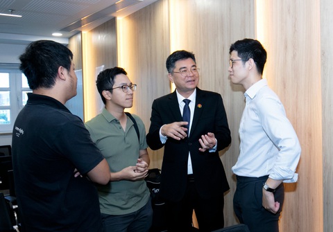 Phân Bón Cà Mau tổ chức đại hội đồng cổ đông thường niên năm 2024- Ảnh 2. Ông Trần Ngọc Nguyên - Chủ tịch HĐQT PVCFC - trao đổi với cổ đông sau đại hội