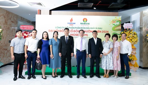 Lãnh đạo Petrovietnam chúc mừng thành công ĐHĐCĐ PVCFC năm 2024 (1).jpg Lãnh đạo Petrovietnam chúc mừng thành công đại hội đồng cổ đông PVCFC năm 2024