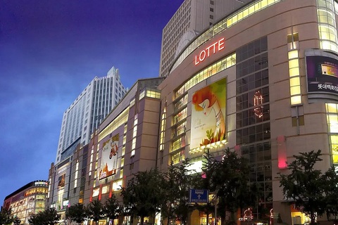 AI dịch thuật hỗ trợ khách hàng nước ngoài tại các cửa hàng Lotte Hàn Quốc- Ảnh 1. AI dịch thuật hỗ trợ khách hàng nước ngoài tại các cửa hàng Lotte Hàn Quốc- Ảnh 1.